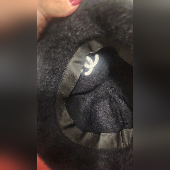 CHANEL Elegant Black Fuzzy Hat - Picture 4 of 6
